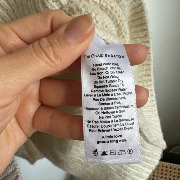 Aritzia. Cream turtle-neck sweater. 100% Alpaca. Comfortable fit. - Picture 6 of 8